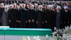 Ali Hamaney cenazesinde üst düzey yetkililer mezar başında.