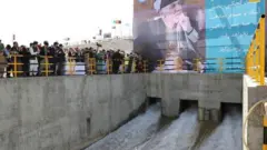 آبگیری سد کمال‌خان در ولایت نیمروز افغانستان؛ غنی می‌گوید آب به ایران می‌دهد نفت می‌گیرد
