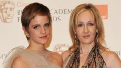 Emma Watson y JK Rowling durante un homenaje en los BAFTA