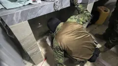 Policía examina un búnker en una casa