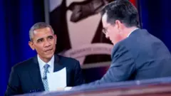 El ex presidente estadounidense Barack Obama y el presentador Stephen Colbert.