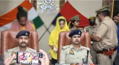दोनों अभियुक्तों को पुलिस ने मीडिया के सामने पेश किया