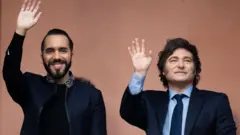 O presidente de El Salvador, Nayib Bukele, e o presidente da Argentina, Javier Milei, acenam para as pessoas
