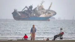 Iraníes descansan en la playa de Suru, en Bandar Abbas, a orillas del estrecho de Ormuz, en una imagen difundida este lunes por la agencia iraní ISNA.