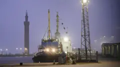 Foto de um barco atracado no porto de Grimsby.