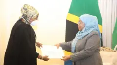 Rais wa Jamhuri ya Muungano wa Tanzania, Samia Suluhu Hassan akipokea Bahasha yenye ujumbe kutoka kwa Balozi Amina Mohamed, mjumbe maalumu wa Rais wa Jamhuri ya Kenya ,Uhuru Kenyatta Ikulu Jijini Dar es Salaam