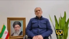 Ààrẹ Masoud Pezeshkian orilẹede Iran wọ ẹwu buluu ati ṣokoto dudu, o si jokoo 