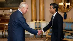 チャールズ国王がスーナク氏に組閣を要請し、スーナク氏はイギリスの新首相になった（25日午前、バッキンガム宮殿）