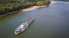 насукани швајцарски крузер на дунаву, река дунав, низак водостај дунава
