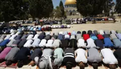 Musliimoota sagantaa kadhannaa Masjiida Iyyerusaalemitti argamurratti hirmaatan