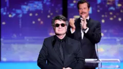 جعفر پناهی با کت و پیراهن سیاه و عینک آفتابی در مراسم اهدا جوایز جشنواره کن