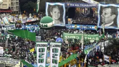 Rostos de Evita e Perón em comício sindical na Argentina em 2010