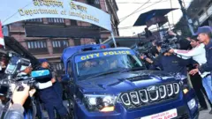 दुई महिनाअघि नेपालबाट निष्कासित भएपछि निष्कासनको प्रक्रिया पूरा गर्ने क्रममा फ्रेन्च सीरीअल किलर चार्ल्स शोभराज अध्यागमन विभागमा 