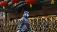 戴口罩穿防護服的北京女性