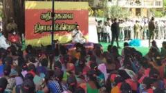 மக்கள் கிராமசபையில் பங்கேற்றுப் பேசும் ஸ்டாலின்.