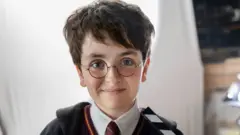 해리포터로 분장한 배우 도미닉 매클로플린