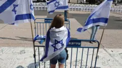 İsrailli rehinelerin serbest bırakılması talebiyle Tel Aviv'deki bir gösteriye katılan bir İsrailli