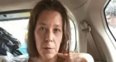 Kutina bir arabanın arkasında oturuyor ve kendisini çeken kameraya bakıyor