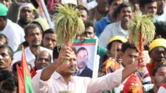 রাজশাহীর বিএনপির গণসমাবেশে ধানের শীষ হাতে এক সমর্থক