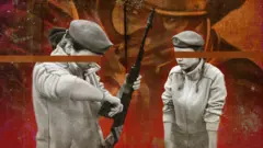 Menina, à esquerda, manuseia uma espingarda, enquanto outra adolescente, à direita, a observa. Ambas usam uniformes militares e bonés.