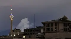 نمایی از بمباران تهران که نشان میدهد شمال شرق تهران مورد حمله قرار گرفته است. برج میلاد و دود در کنار هم