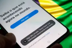 Celular com tela inicial do aplicativo X mostra mensagembot de apostas esportivas'Algo deu errado' 