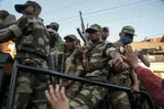 Des membres d'un contingent de l'armée malgache appartenant au régiment CAPSAT, qui ont quitté leur camp pour rejoindre la place du 13 Mai, interagissent avec des manifestants à Antananarivo le 11 octobre 2025.