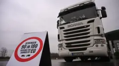 Protestni znak ispred kamiona na granici Srbije i Mađarske tokom blokade na graničnom prelazu Horgoš na severu Srbije, 26. januara 2026. Svi granični prelazi u zemlji i širem regionu blokirani su za teretni saobraćaj počev od 26. januara u podne, posle koordinisane akcije vozača kamiona iz Srbije, Bosne i Hercegovine, Crne Gore i Severne Makedonije
