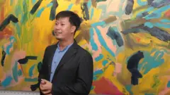 N﻿hà thơ, họa sĩ Bùi Chát trong buổi triển lãm Improvisation tại Alpha Art Station