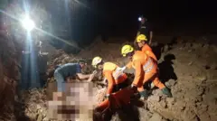 Proses evakuasi korban tambang longsor di Bangka.