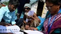 निवडणूक अधिकारी कागदपत्रांची पडताळणी करताना (संग्रहित छायाचित्र)