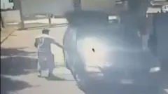 تصویر کمره مداربسته از لحظه سوختن موتر، یکی از عاملیان حادثه در کنار موتر دیده می‌شود.
