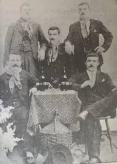Integrantes da patrulha atacado pelos monges; entre eles os feridos João Ferri, primeiro à esquerda, sentado, à frente de Pedro Mottim, em pé