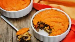 Овощи в круглой форме, запеченные под оранжевым слоем батата