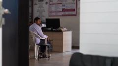 पंकज मारू की संस्था स्नेह के ऑफ़िस में बैठा एक व्यक्ति