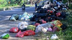 seharusnya-bau-dupa-bukan-bau-sampah-krisis-pengelolaan-sampah-mencoreng-citra-pariwisata-bali