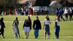 Mujeres jóvenes en un parque de Londres.