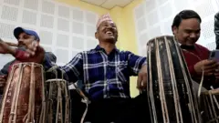 खर्कबहादुर बुढामगर मादल सिकाउँदै।