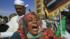 Magoya bayan al-Bashir na yi sowa a wajen kotun
