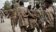 በትግራይ ኃይሎች ተማርከው የተባሉ የአገር መከላከያ ሠራዊት አባላት መቀለ ከተማ ሰኔ 25 2013 ዓ.ም.
