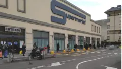 Fila de supermercado em Milão