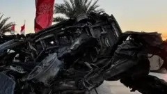 گروهى از هواداران حشد شعبى و جمهورى اسلامى ایران، دیشب در مسیر فرودگاه بغداد، محل حادثه، مراسم یادبود برگزار کردند