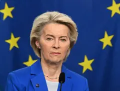 A presidente da Comissão Europeia, Ursula von der Leyen, fala em entrevista coletiva.