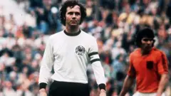 Franz Beckenbauer durante a Copa do Mundo de 1974, na Alemanha Ocidental