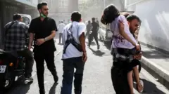 Iraníes tras uno de los ataques israelíes