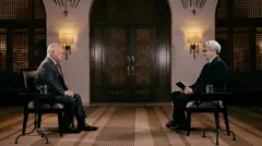 O rei Abdullah sentado de frente para Fergal Keane. Ao lado de cada um deles há uma mesa com um copo de água.