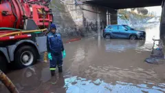 señor de pie en una carretera inundada
