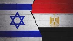 Bandeiras de Israel e do Egito pintadas em um muro com rachadura no meio