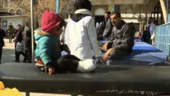 Doktorlar hastanede yer kalmadığı için soğuk havaya rağmen hastaları dışarda tedavi etmeye çalışıyor