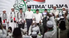 Pasangan capres dan cawapres nomor urut satu Anies Baswedan (keempat kiri) dan Muhaimin Iskandar (keempat kanan) beserta tokoh agama dan ulama foto bersama saat acara Ijtima Ulama di Komplek Majelis Az Zikra, Sentul, Kabupaten Bogor, Jawa Barat, Sabtu (18/11/2023).